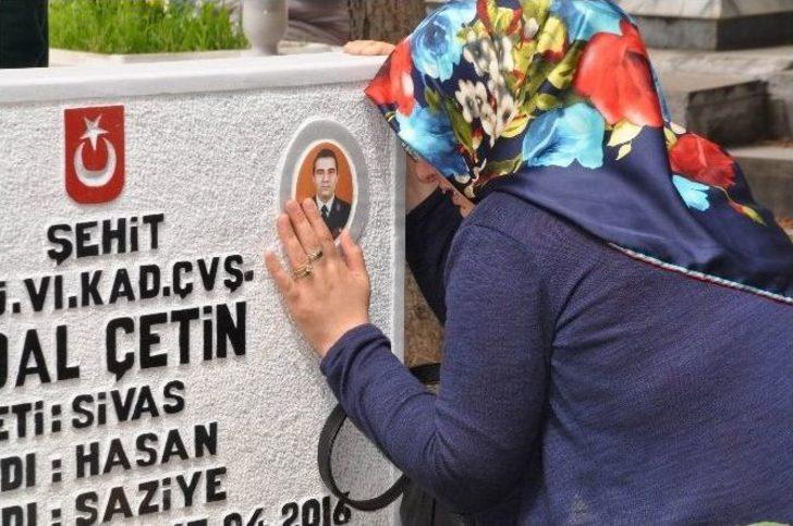 Şehit Eşinin Mezarı Başından Ayrılamadı G3