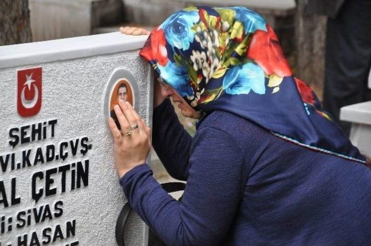 Şehit Eşinin Mezarı Başından Ayrılamadı G4