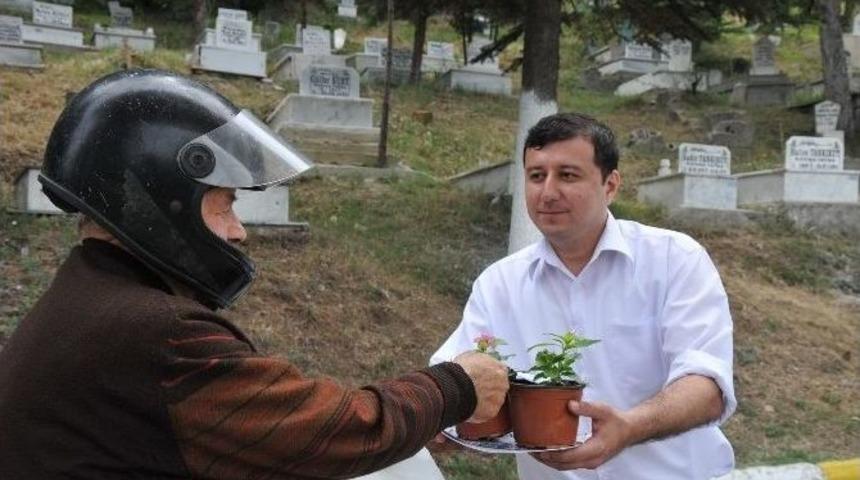 Arefe G&uuml;n&uuml; Mezarlıkta Ziyaret&ccedil;i Yoğunluğu