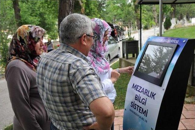 Arefe Günü Mezarlıkta Ziyaretçi Yoğunluğu