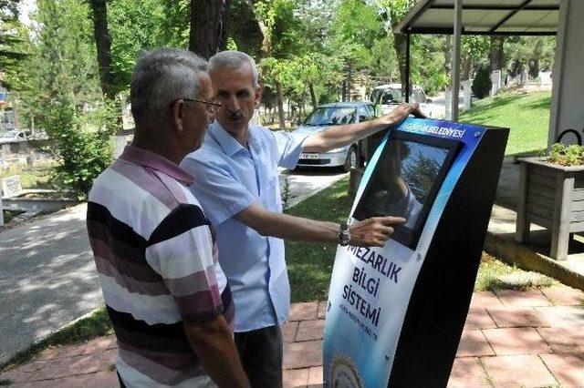 Arefe Günü Mezarlıkta Ziyaretçi Yoğunluğu