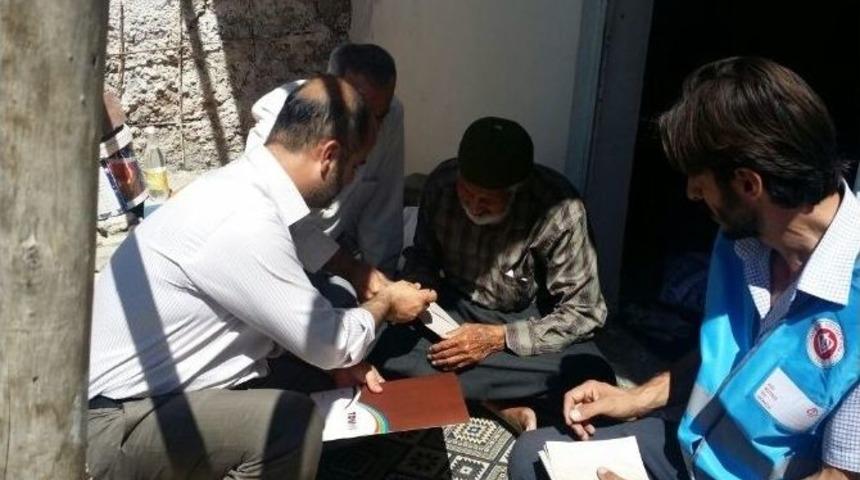 Diyanet Vakfı Topladığı Yardımları Samsat İl&ccedil;esinde Dağıttı