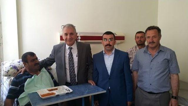 Ak Parti Milletvekili Beyribey Ve İl Başkanı Çalkın’dan Sarıkamış’ta Yaralanan Askere Anlamlı Ziyaret