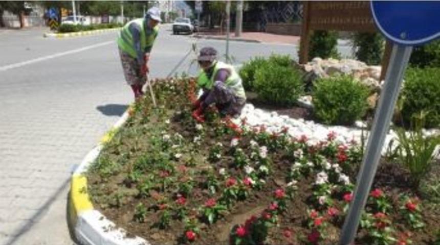 &Ccedil;i&ccedil;eklerin Bakımları Kadınlara Emanet