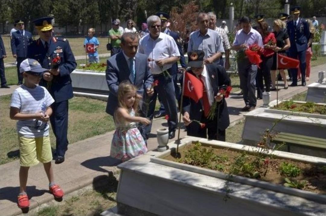 Şehit Kızı Tuana, Babasının Mezarına &Ccedil;i&ccedil;ek Bıraktı