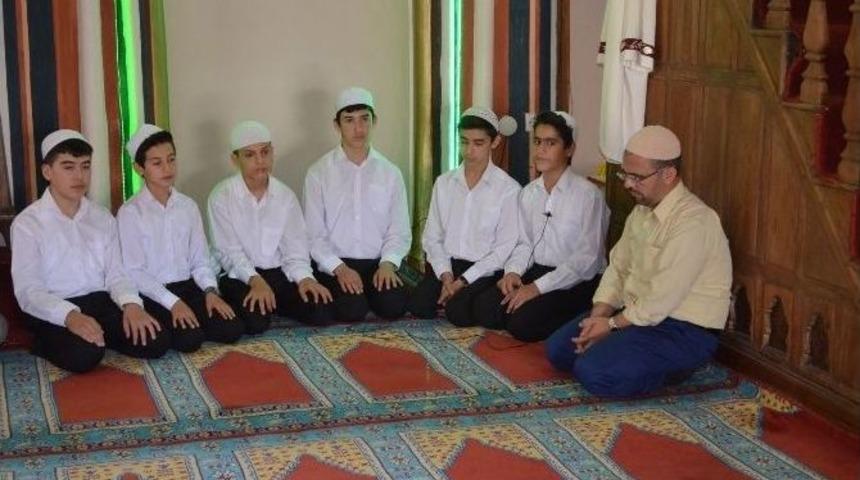 K&uuml;&ccedil;&uuml;k Hafızlar Mukabeleyi Tamamladı