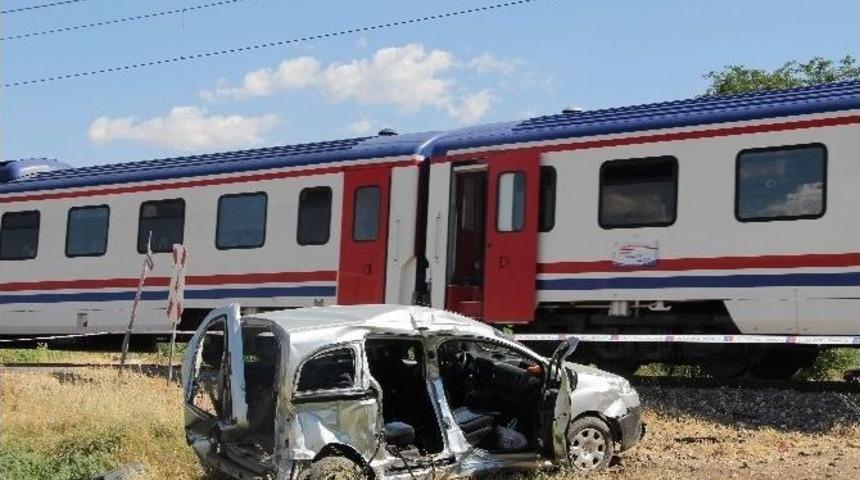 Yolcu Treni Hemzemin Ge&ccedil;itte Hafif Ticari Araca &Ccedil;arptı: 2 &Ouml;l&uuml;, 5 Yaralı