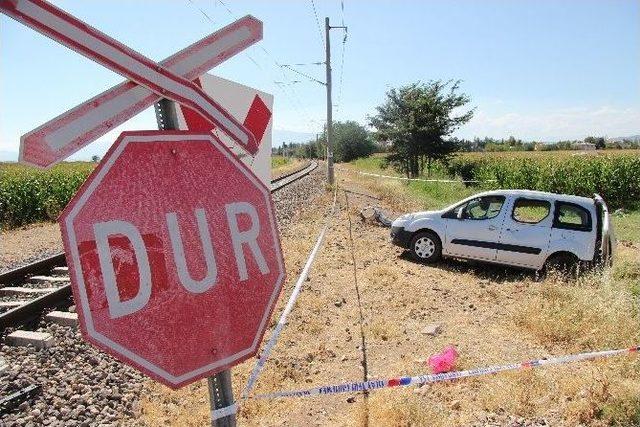 Yolcu Treni Hemzemin Geçitte Hafif Ticari Araca Çarptı: 2 Ölü, 5 Yaralı