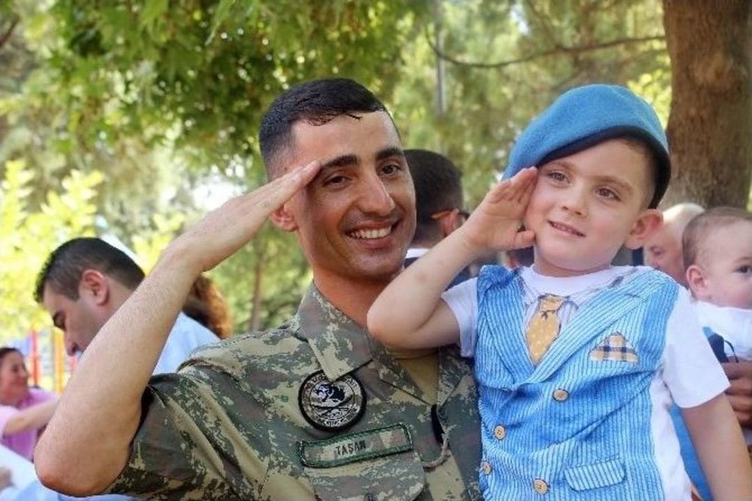 Askerler Kimsesiz &Ccedil;ocuklarla Bir Araya Geldi