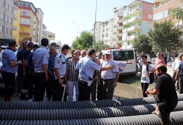 Vatandaşlar Yolu Trafiğe Kapattı