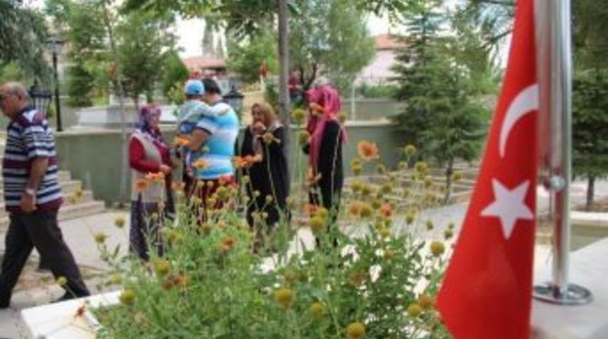 Aksaray&rsquo;da Şehitlik Ziyaret&ccedil;ileriyle Dolup Taştı