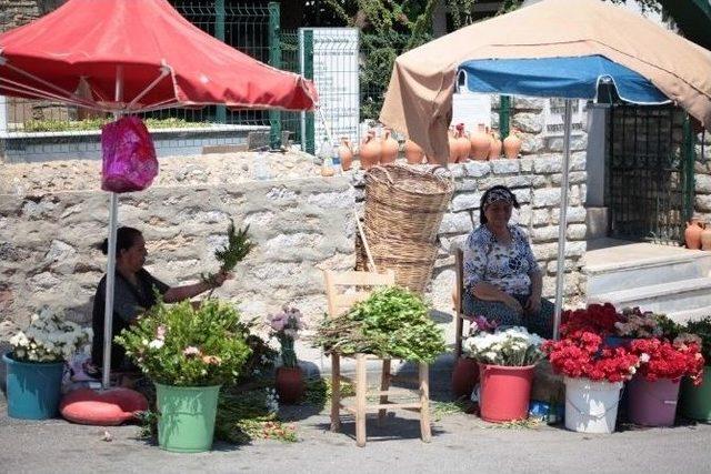 Bodrumlular Yakınlarının Kabrini Ziyaret Etti