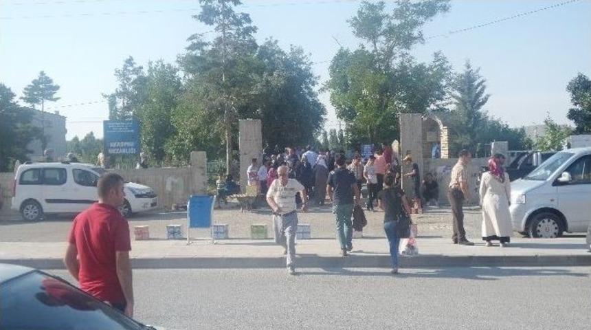 Arefe G&uuml;n&uuml; Mezarlıklar Doldu Taştı