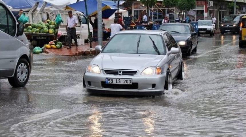Hayrabolu&rsquo;da Sağanak Yağış Etkili Oldu