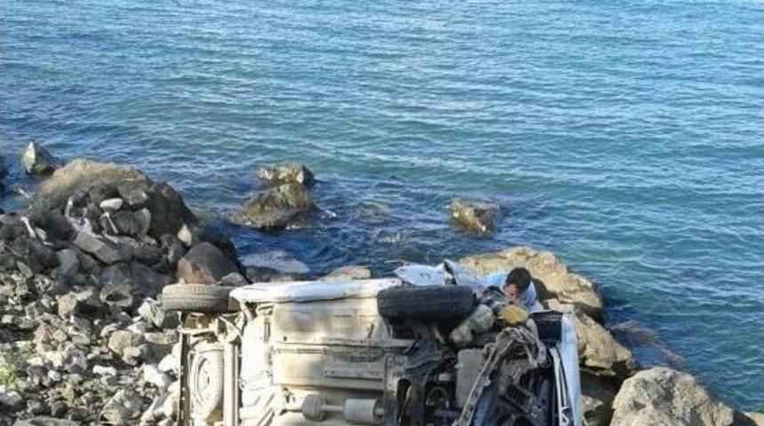 Otomobil Deniz Kenarındaki Kayalıklara U&ccedil;tu: 4 Yaralı