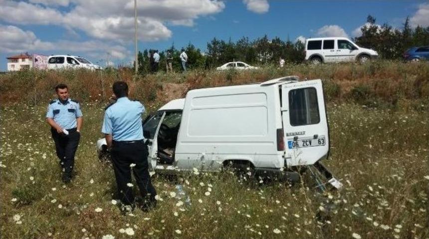 Takla Atan Araç Şarampole Devrildi: 2 Yaralı