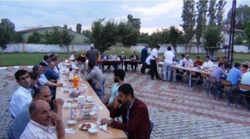 Erciş İl&ccedil;e Milli Eğitim M&uuml;d&uuml;r&uuml; Erol Şimşek&rsquo;ten İftar Yemeği