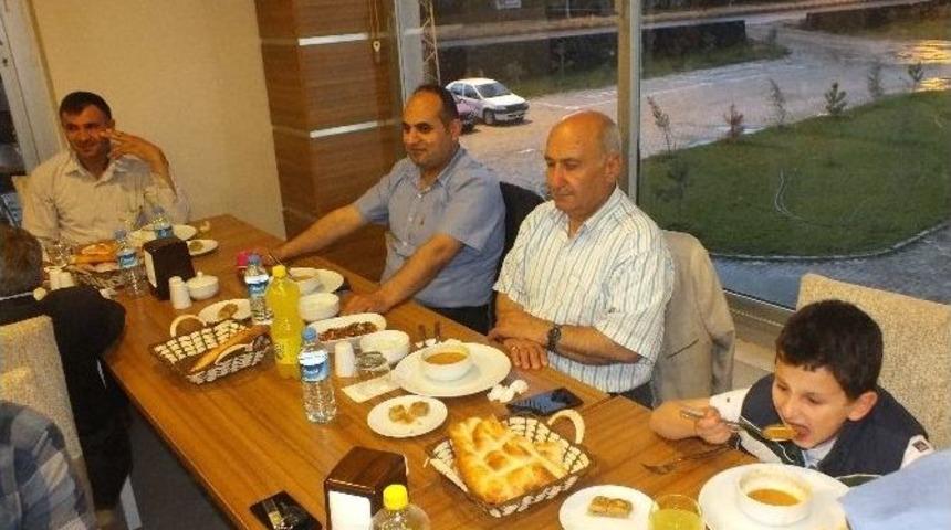 Ak Parti Malazgirt İl&ccedil;e Başkanı Deniz, Teşkilat &Uuml;yelerine İftar Verdi
