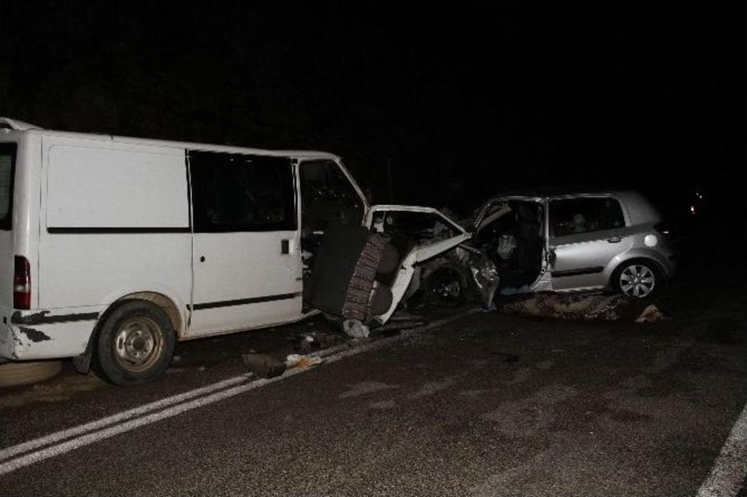 Seydikemer&rsquo;de Minib&uuml;s İle Otomobil Kafa Kafaya &Ccedil;arpıştı: 2 &Ouml;l&uuml;, 5 Yaralı
