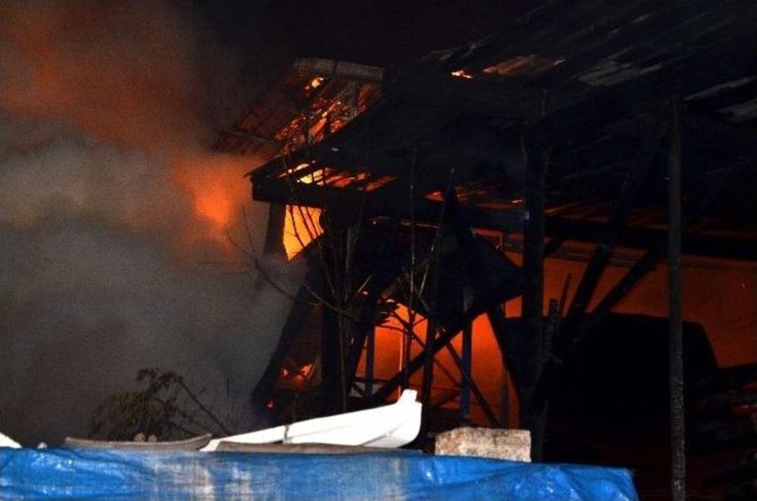 Kereste Deposunda Korkutan Yangın