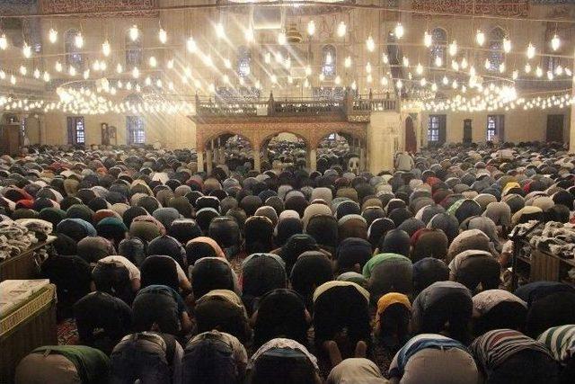 Selimiye Camii Bayram Sabahı Doldu Taştı