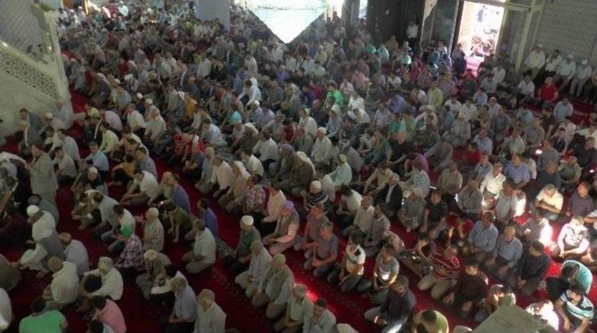 Şanlıurfalılar Bayram Namazı İ&ccedil;in Balıklıg&ouml;l&rsquo;e Akın Etti
