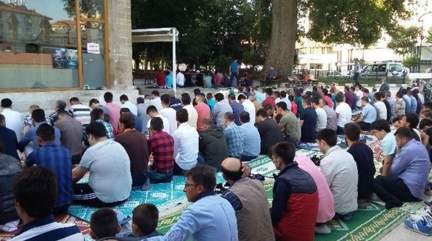 Karaman&rsquo;da Vatandaşlar Bayram Namazında Camilere Akın Etti