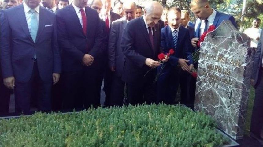 Mhp Lideri Bah&ccedil;eli, T&uuml;rkeş&rsquo;in Kabrini Ziyaret Etti