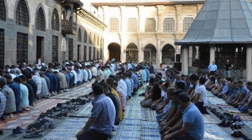 Diyarbakır&rsquo;da Camiler Doldu, Taştı