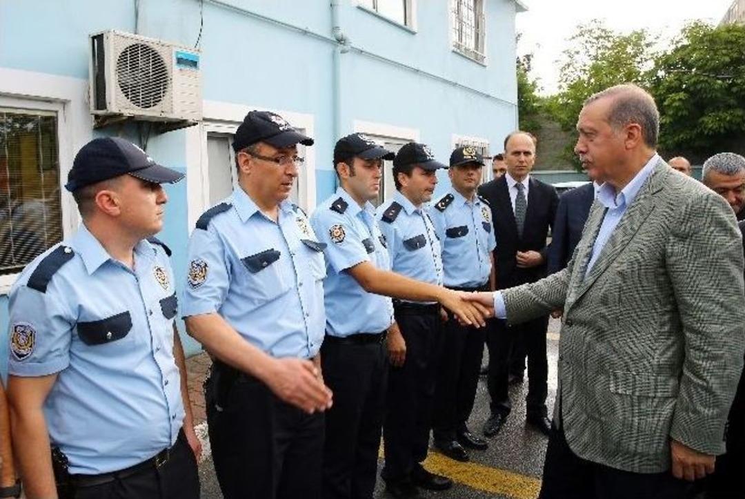 Cumhurbaşkanı Erdoğan, Bayram Namazı Sonrası Polislerle Bayramlaştı