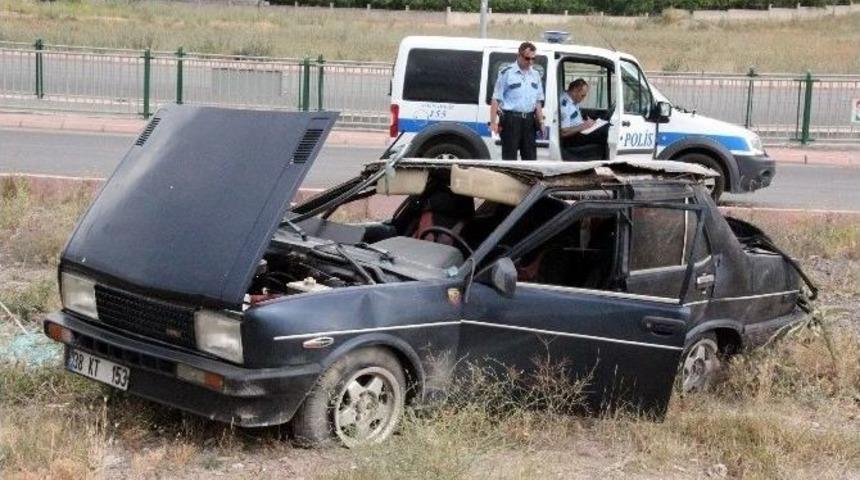 Otomobil Taktla Attı: 2 Yaralı