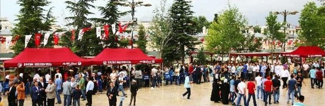 Bayram Namazında Fatih Camii Doldu Taştı