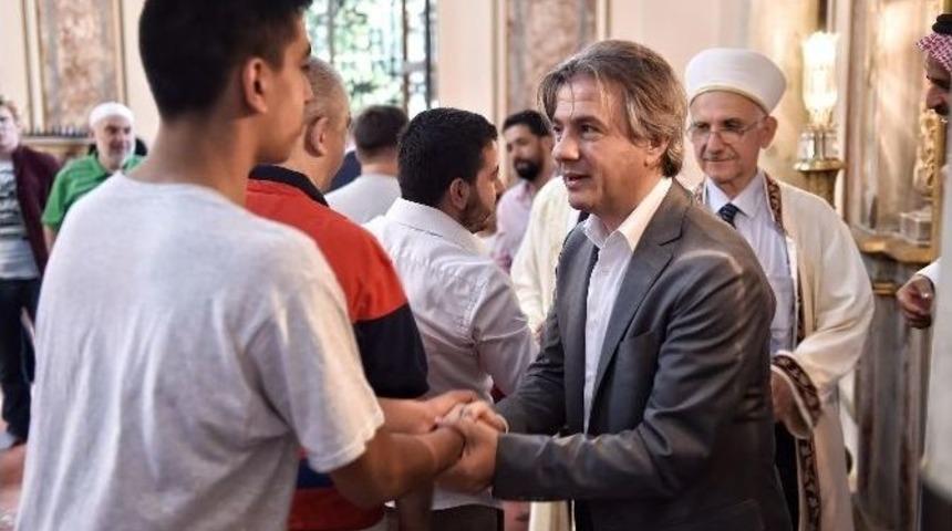 Demircan, Dolmabah&ccedil;e Camii&rsquo;nde Vatandaşlarla Bayramlaştı