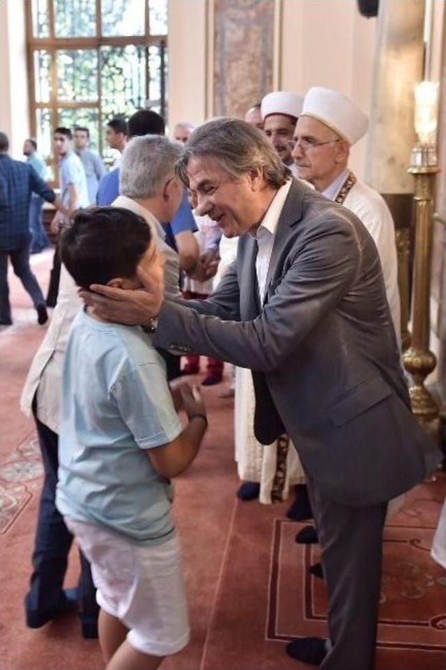 Demircan, Dolmabahçe Camii’nde Vatandaşlarla Bayramlaştı