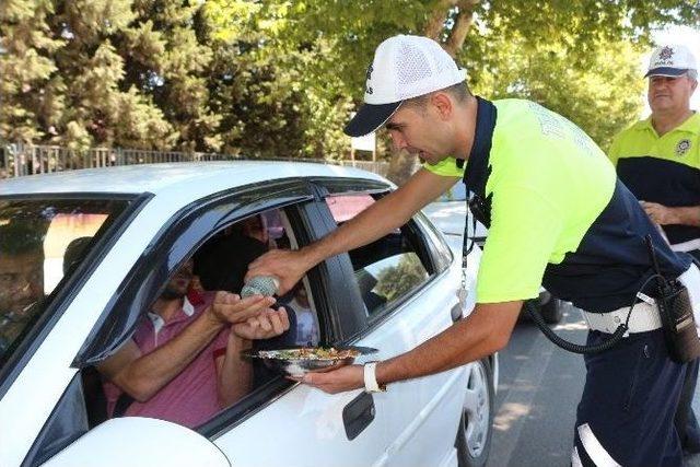 Trafik Polisi Sürücüleri Bu Kez ‘şeker’ İçin Durdurdu