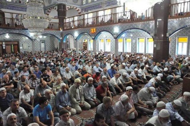 Başkan Köşker, Bayram Namazını Mehmet Akif Ersoy Camii’nde Kıldı