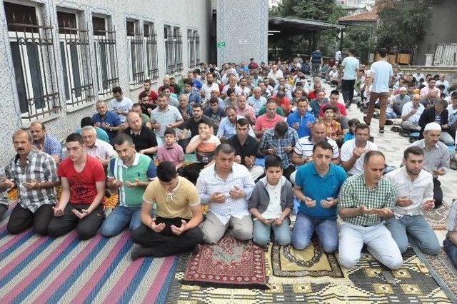 Başkan Köşker, Bayram Namazını Mehmet Akif Ersoy Camii’nde Kıldı