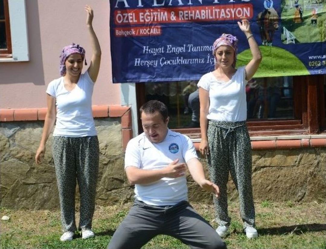 (&ouml;zel Haber) Down Sendromlu Komedyen İzleyenleri Kahkahaya Boğuyor