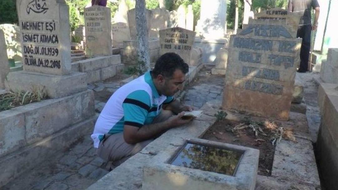 Mezarlıklara Akın Edenler Bayramı H&uuml;z&uuml;nl&uuml; Karşıladı