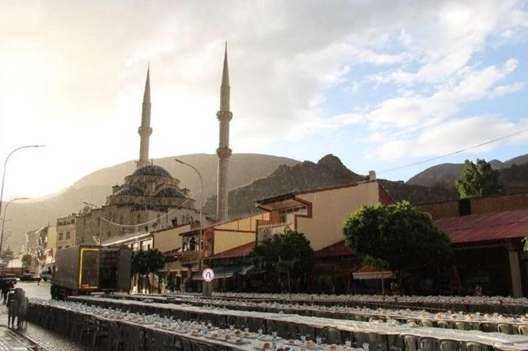 Bin Beşy&uuml;z Kişilik İftar Yemeğine Yağmur Engeli