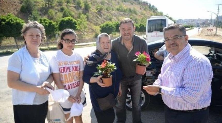 Bilecik Belediyesi Mezarlıkları Ziyaret Edenlere &Ccedil;i&ccedil;ek Verdi