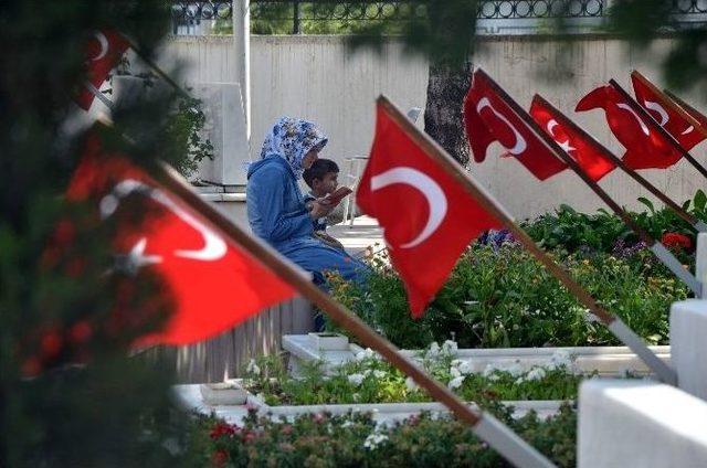 (özel Haber) Bayramı Şehit Oğlunun Mezarı Başında Karşıladı