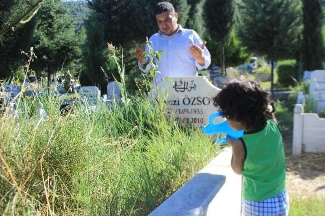 Osmaneli&rsquo;de Mezarlıklar Arefe G&uuml;n&uuml; Doldu Taştı