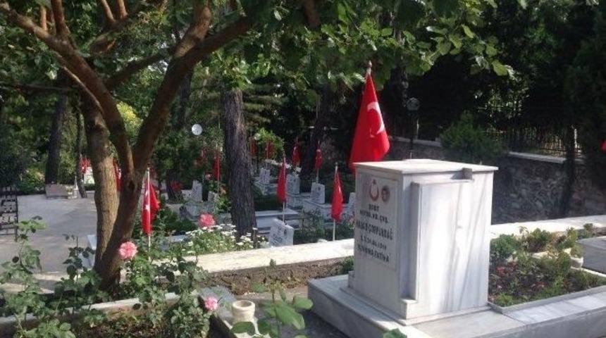 Şehitlikte Buruk Bayram