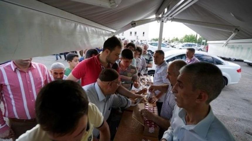 Mezarlıkta Peksimet Ve Meyve Suyu İkram Edildi