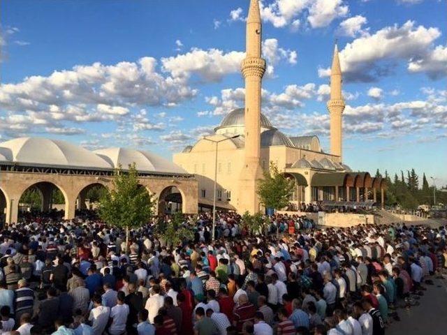 Mezarlıkta Peksimet Ve Meyve Suyu İkram Edildi