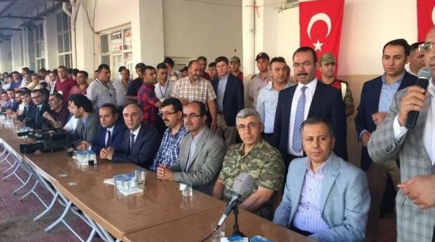 Vali Yerlikaya, Suriyeli M&uuml;ltecilerle Bayram Namazı Kıldı