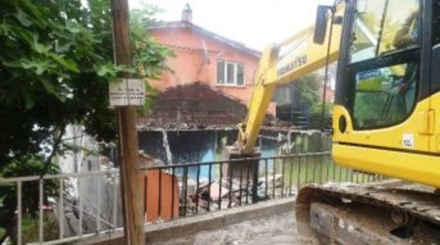 G&ouml;r&uuml;nt&uuml; Kirliliği Oluşturan Yapı Yıkıldı