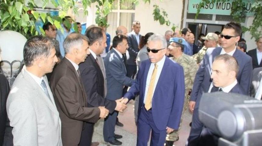 Vali Toprak Halkla Bayramlaştı