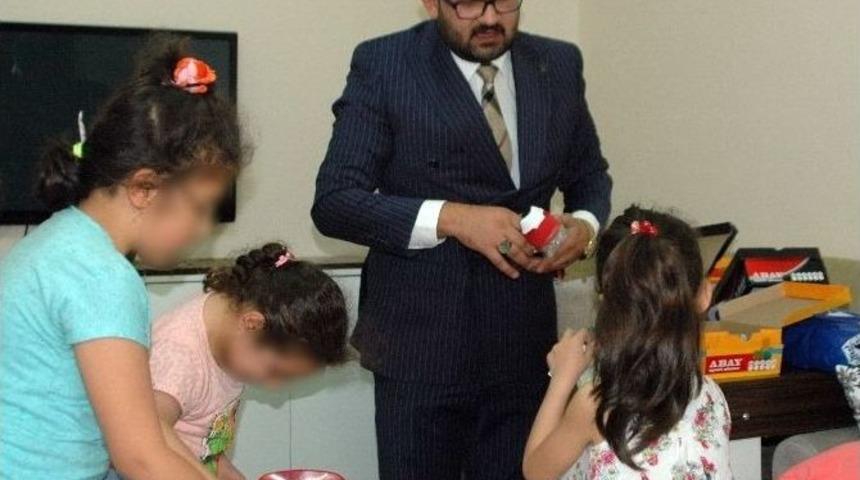 Ak Parti Gen&ccedil;lik Kolları&rsquo;ndan Kimsesiz &Ccedil;ocuklara Bayram Hediyesi